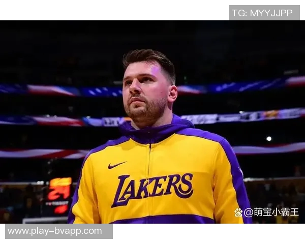 奎因关键反击撞倒东契奇湖人成功挑战改判为进攻犯规